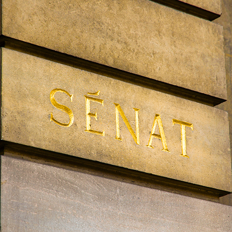 gros plan sur le mot Sénat graver sur une façade en pierre