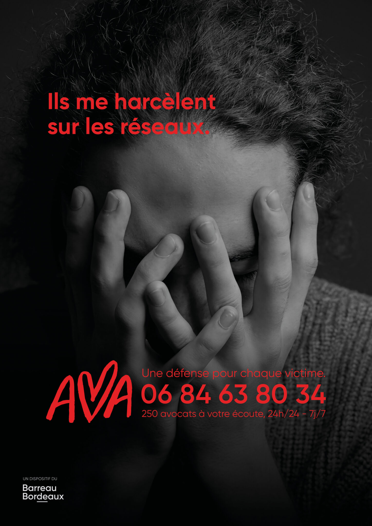 Affiche AVA : une personne victime de harcèlement sur les réseaux sociaux – aide juridique et accompagnement des victimes à Bordeaux.