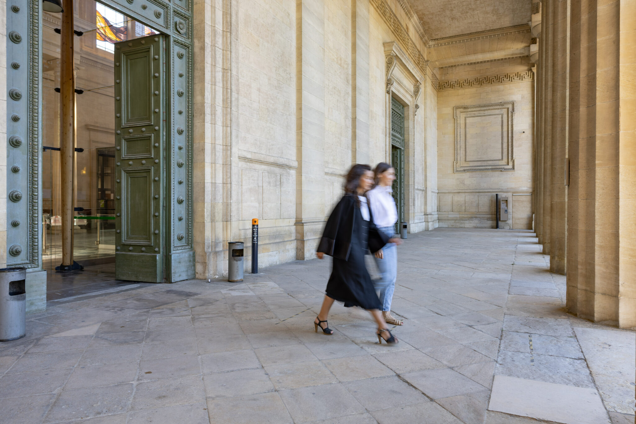 Avocate du Barreau de Bordeaux accompagnant une cliente à la sortie de la Cour d’Appel – illustration des missions d’accompagnement et de défense