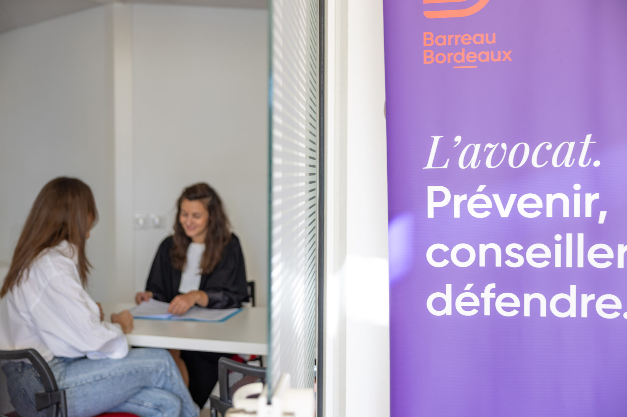 Cliente en rendez-vous avec une avocate lors d’une permanence juridique organisée par le Barreau de Bordeaux