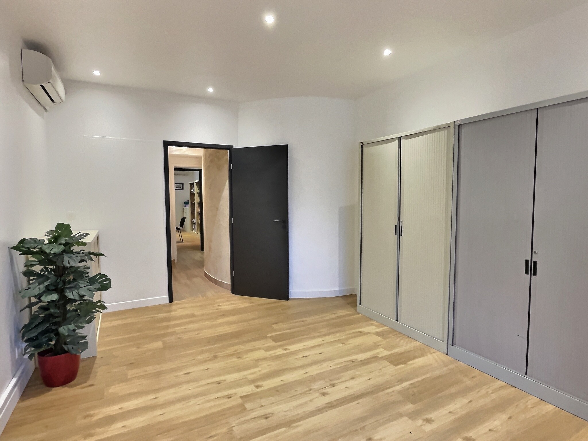 LOCATION BUREAU 18 m² à BORDEAUX CENTRE Proche T.J (rue Frères Bonies et rue Georges Bonnac) TA/C.P.H/CA/T.J PPP